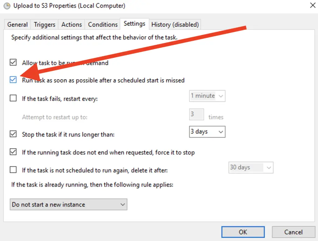 Red arrow pointing to the checkbox that is ticked for "Run task as soon as possible after a scheduled start is missed"
